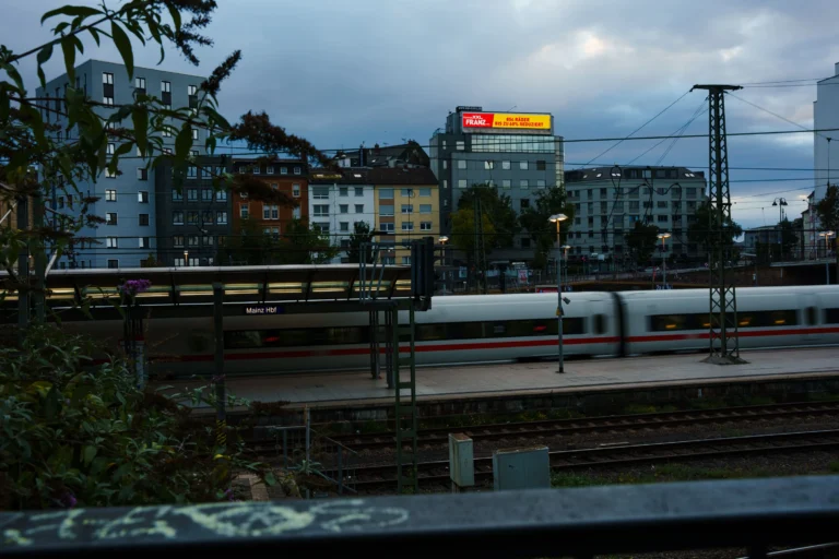 Mainz wird digital. Entdecken Sie die Geheimnisse der digitalen Aussenwerbung Die Psychologie hinter fesselnden Botschaften Neu in Mainz