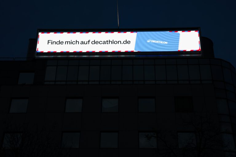 Die Leuchtende Zukunft Warum LED Werbeanlagen die Energieeffizienz Revolutionieren